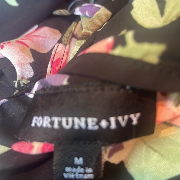 Fortune+Ivy  Short Flutter Sleeve Cold Shoulder Blouse in Black with Floral Med. - Picture 3 of 4